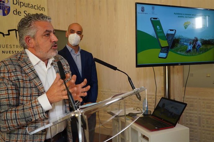 L diputado de Cultura, Juventud y Deportes, José María Bravo (izquierda) y el coordinador del proyecto, Guillermo Herrero (derecha).