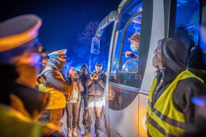 09 November 2021, Poland, Kuznica: A bus belonging to the initiatives Seebruecke Deutschland and LeaveNoOneBehind stands at a checkpoint near the Kuznica border crossing on the border between Poland and Belarus. The migration crisis at the Poland-Belaru