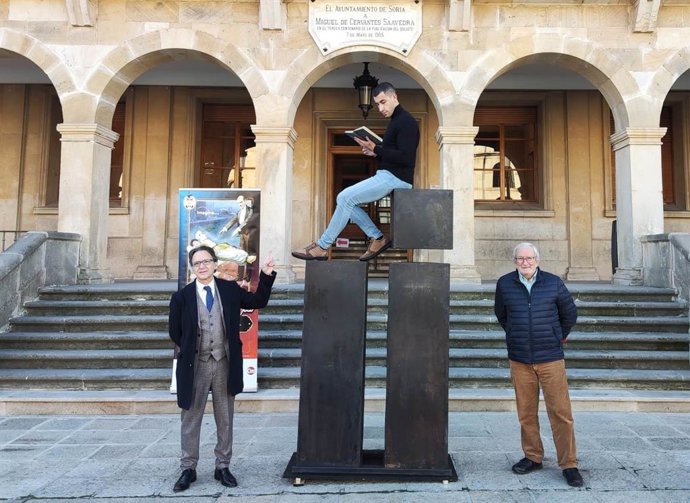 Juan Mayoral (izda) y Jesús Bárez posan con la 'escultura humana' en la presentación en Soria de Vive la Magia.