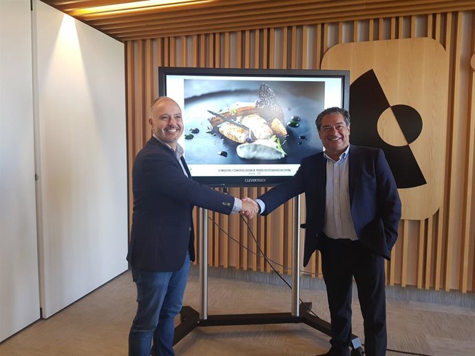 El delegado del Estado en la Zona Franca, David Regades, y el vicepresidente primero de Conxemar, Eloy García, este jueves en Vigo