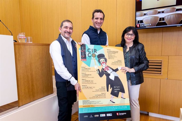 El consejero de Participación Ciudadana, Javier Rodrigo, presenta el Festival de Circo Ciudad de Zaragoza y la entrega delos Premios Marcelino Orbés, con la directora del programa, Josefina Barba, y el coordinador artístico delmismo, Mario Cosculluela.