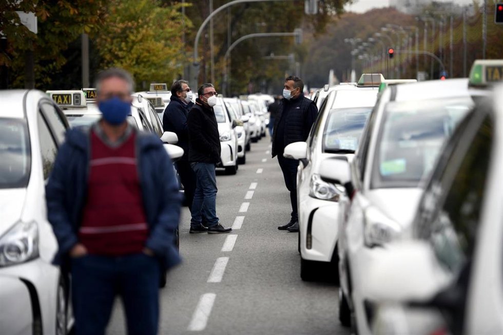 Archivo - Imagen de archivo de una marcha de taxistas por el Paseo del Prado. 