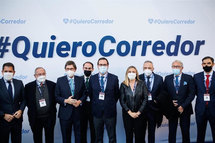 El presidente de CEPYME, Gerardo Cuerva (1i); el presidente de Cámara España, José Luis Bonet (2i), y el presidente de la CEOE, Antonio Garamendi (5i), en el 5 Acto Empresarial por el Corredor Mediterráneo. 