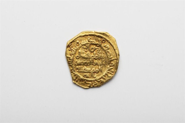 Archivo - Una de las monedas de la época de los reinos de taifas comprados por la Junta y expuestos en el Arqueológico de Córdoba.