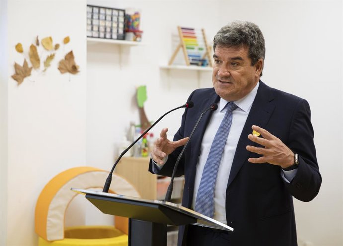 El ministro de Inclusión, Seguridad Social y Migraciones, José Luis Escrivá, atiende a los medios de comunicación durante su visita al Centro de Recursos para la Infancia y la Adolescencia de Save the Children. A 04 de noviembre de 2021, en Sevilla (And