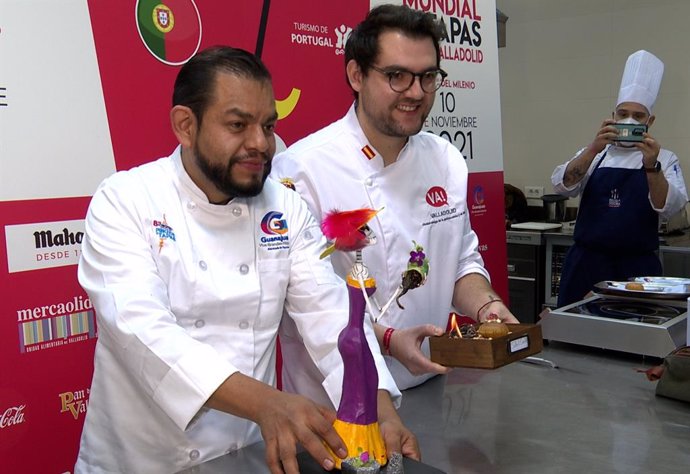 Los chef ganadores de los concursos Mundial y Nacional de Pinchos y Tapas de Valladolid muestran las creaciones que les han servido para ganar los primeros premios.
