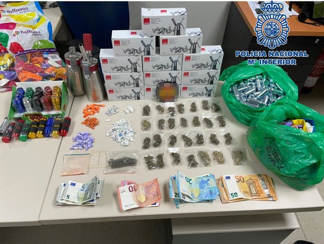 Droga, dinero y cilindros de gas de la risa intervenidos por la Policía Nacional