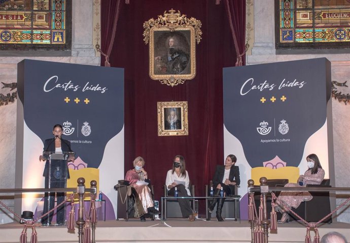 Participantes en el acto de 'Cartas Leídas' organizado por Correos y la RAE.