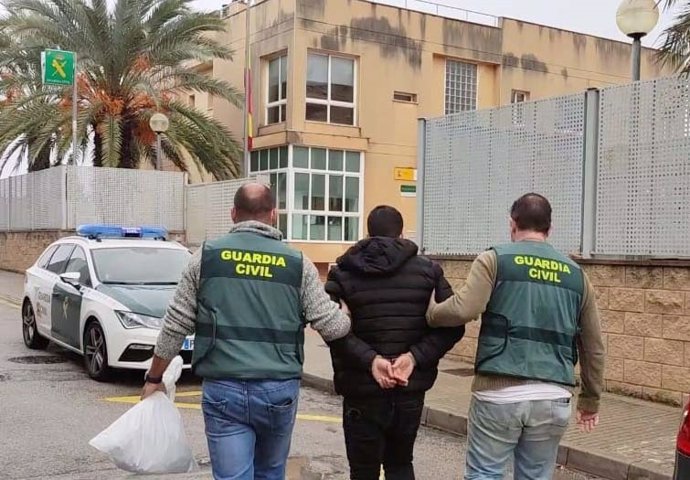 Agentes de la Guardia Civil, con el investigado por numerosos casos de acoso sexual en Mallorca.