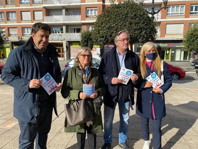 El presidente del PP de Gijón, Pablo González, visita a comerciantes del barrio de la Arena, en Gijón