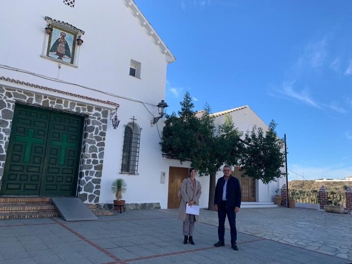 La delegada de Administración Local, Mónica Alejo, con el alcalde de Sedella, Francisco Abolafio.