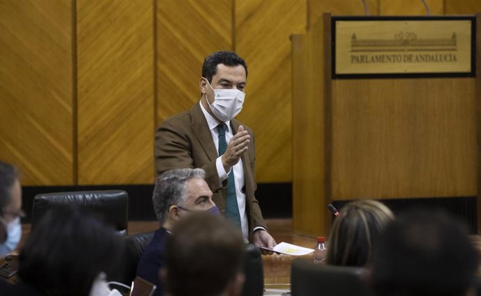 El presidente de la Junta de Andalucía, Juanma Moreno, durante su intervención en la sesión de control al gobierno en el Pleno del Parlamento andaluz.