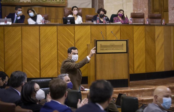 El presidente de la Junta de Andalucía, Juanma Moreno (c), durante su intervención en la sesión de control al gobierno con pregunta de los grupos parlamentarios al presidente de la Junta,  en la segunda jornada del Pleno del Parlamento andaluz. A 11 de 