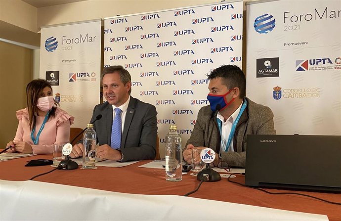 La alcaldesa de Cambados, Fátima Abal; el delegado del Gobierno en Galicia, José Miñones, y el presidente de UPTA, Eduardo Abad, en el foro