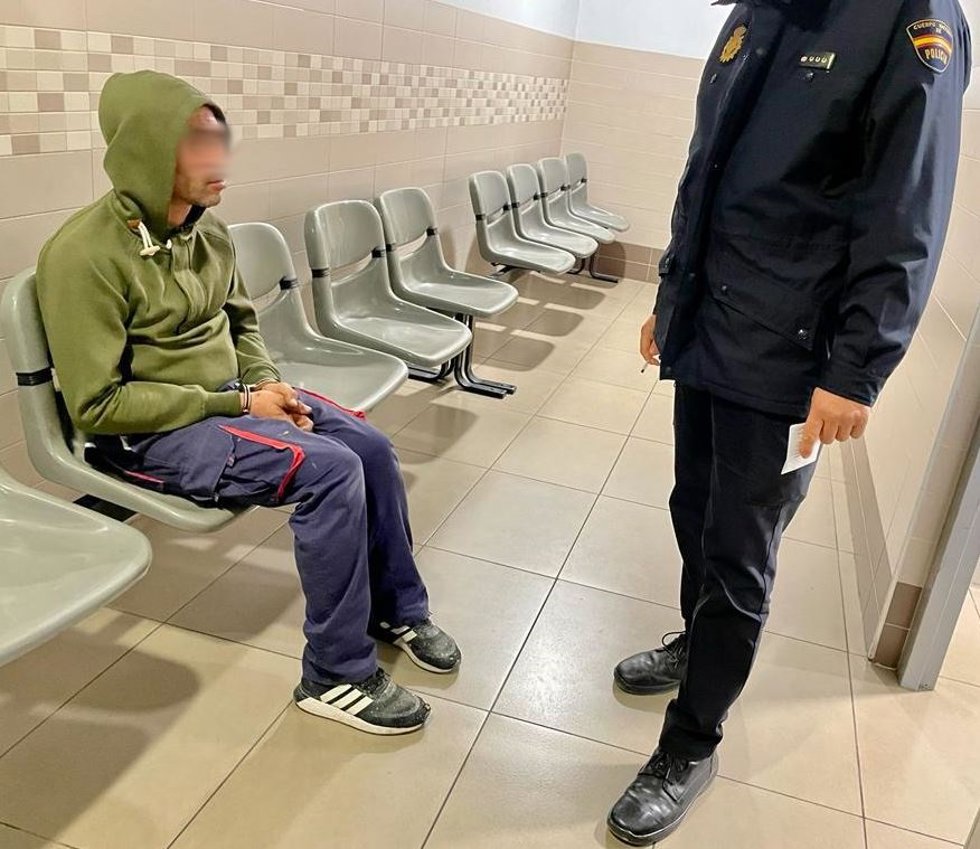 Agente de la Policía Nacional junto a un detenido.
