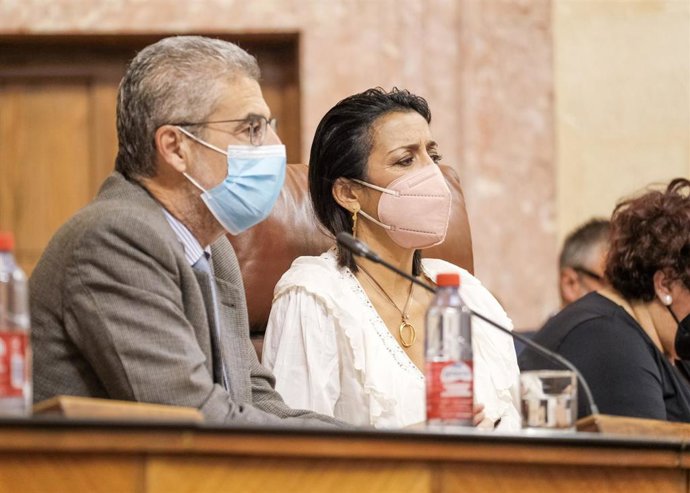 El letrado mayor del Parlamento, Ángel Marrero, y la presidenta del Parlamento, Marta Bosquet, este jueves durante el Pleno.