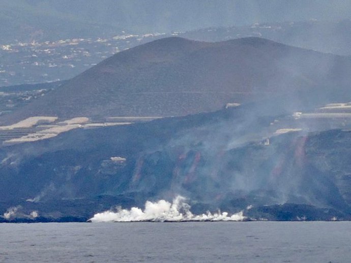 La nueva fajana continúa creciendo en la playa de Los Guirres