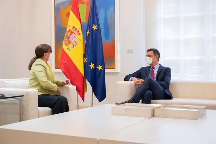 Archivo - El presidente del Gobierno, Pedro Sánchez, y la responsable de la SEGIB, Rebeca Grynspan, durante el encuentro de despedida de esta en Moncloa