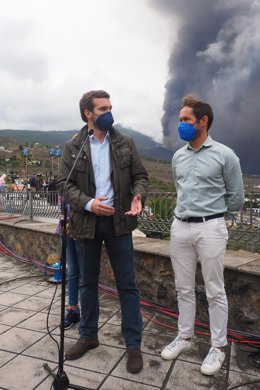 Archivo - El presidente del Partido Popular, Pablo Casado, ofrece declaraciones de los medios en un mirador próximo al volcán, después de visitar los centros de las personas desplazadas por la erupción del volcán de Cumbre Vieja.
