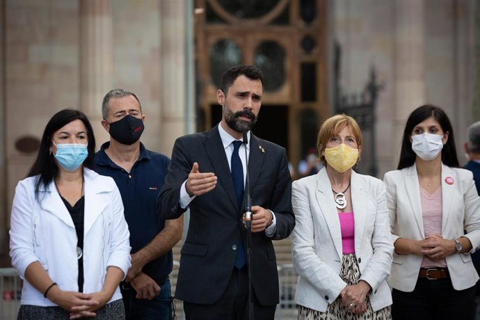 Archivo - El conseller de Empresa y Trabajo de la Generalitat, Roger Torrent, responde a los medios a su llegada al Tribunal Superior de Justicia de Cataluña para declarar por presunta desobediencia, a 15 de septiembre de 2021, en Barcelona, Cataluña, (