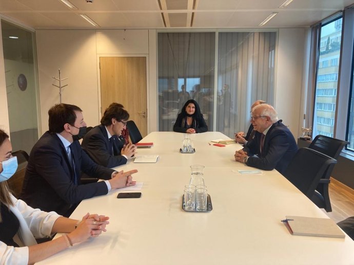 Reunión de la delegación del PSC liderada por Salvador Illa con Josep Borrell en Bruselas.