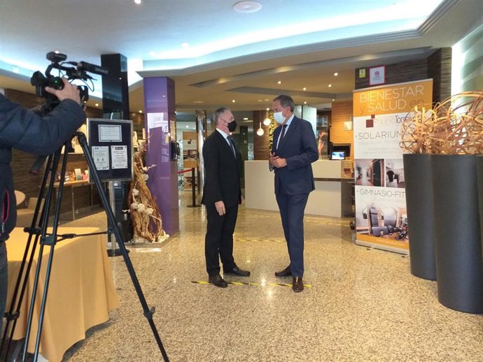 García Egera en su visita al hotel Torreluz, en Almería