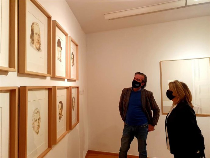 Víctor González, diputado de cultura, y Amalia Navarro, artista que expone en el MVA