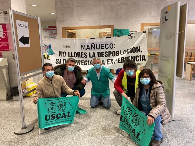 Sanitarios encerrados en la Delegación Territorial de la Junta en Valladolid.