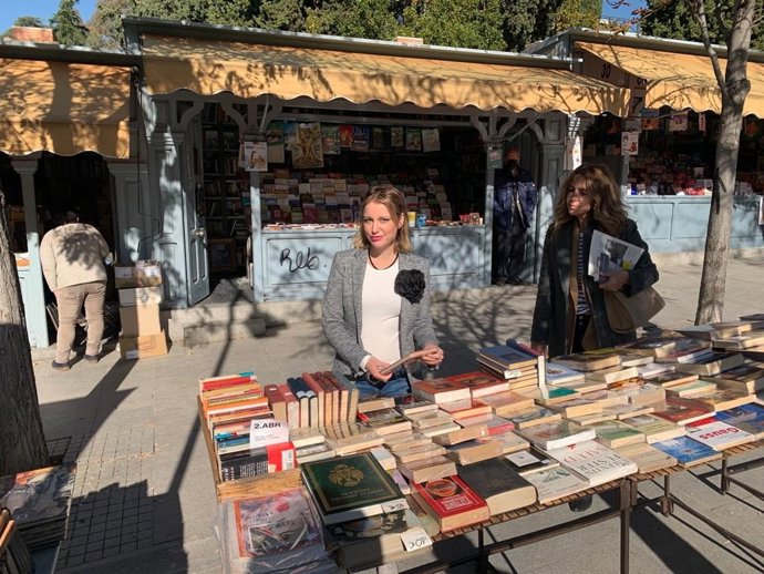 La delegada de Cultura, Turismo y Deportes, Andrea Levy, visita la Cuesta de Moyano por el Día de las Librerías.