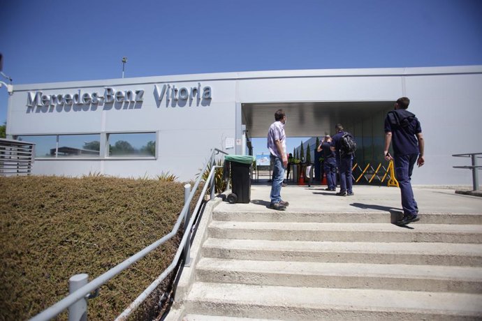 Archivo - Trabajadores de la planta de Mercedes-Benz de Vitoria entran a las instalaciones. En Vitoria (Álava), a 18 de mayo de 2020.