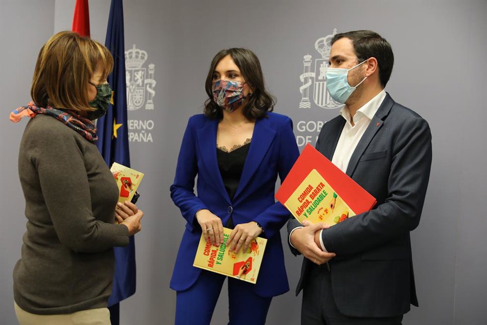 (I-D) La chef María José San Román; la autora del recetario editado, Marian García, y el ministro de Consumo, Alberto Garzón, conversan durante la presentación del libro 'Comida rápida, barata y saludable' en el Ministerio de Consumo, a 10 de noviembre