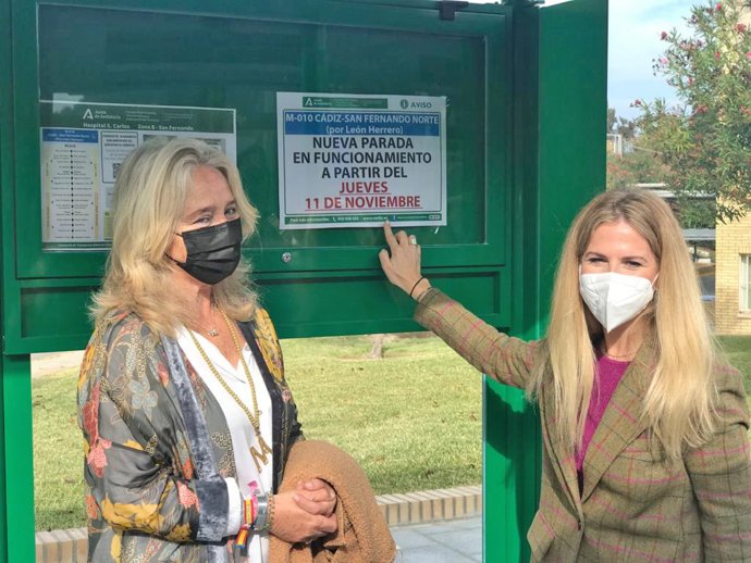 La delegada de la Junta de Andalucía en Cádiz, Ana Mestre, junto a la nueva parada de autobús del Hospital San Carlos.