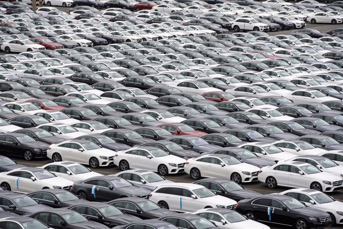 Archivo - FILED - 12 June 2017, Bremen, Bremerhaven: New Mercedes-Benz cars are seen at the car terminal of the BLG Logistics Group in Bremerhaven. Germans are having to wait up to a year for their new cars, largely due to the shortage of semiconductors