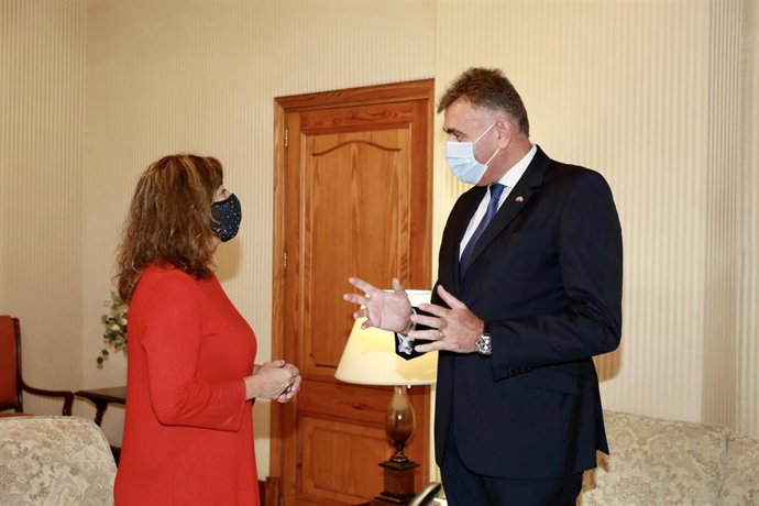 La presidenta del Govern, Francina Armengol, junto al cónsul general de Rumanía en Barcelona, Manuel Plesa, en el Consolat de Mar.