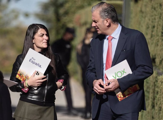 La secretaria general del Grupo de Vox en el Congreso, Macarena Olona y el secretario general del partido, Javier Ortega Smith, en el Tribunal Constitucional