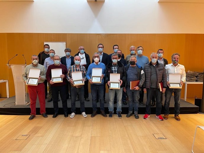 Algunos de los trabajadores homenajeados con el alcalde de Palma, José Hila.