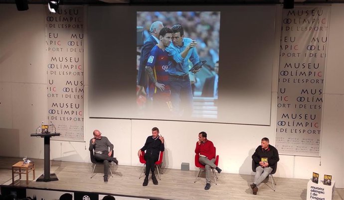 El exportero y entrenador Juan Carlos Unzué (segundo por la izquierda) en la presentación de su libro 'Juan Carlos Unzué. Una vida plena', en el Museu Olímpic de Barcelona