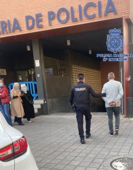 Imagen del detenido, siendo trasladado a dependencias policiales
