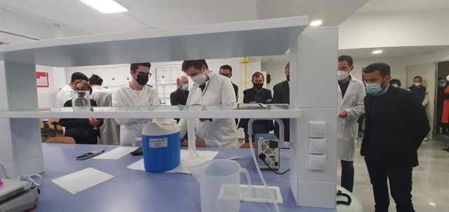 Visita de Marzà el nuevo laboratorio