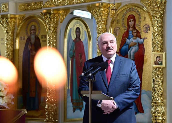 Archivo - El presidente de Bielorrusia, Alexander Lukashenko, en una catedral en Turau.
