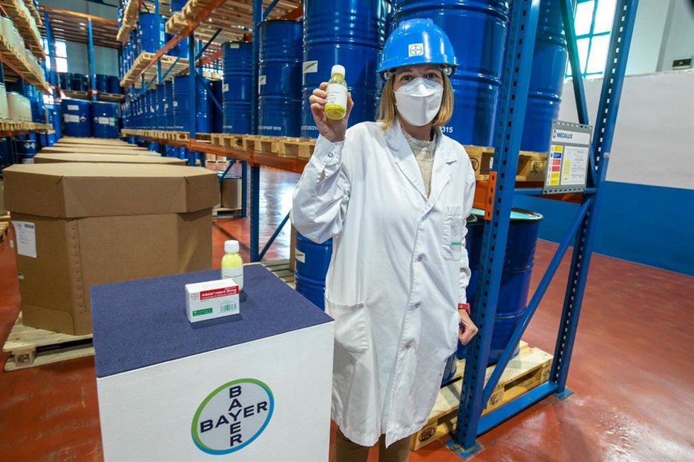 La trabajadora Patricia Díaz muestra el principio activo nifedipino que se producirá en la factoría asturiana de La Felguera (Langreo)
