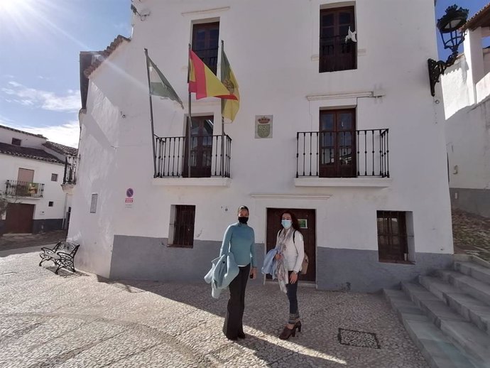 La delegada de Turismo de la Junta en Huelva, María Ángeles Muriel, en su visita a Linares de la Sierra.