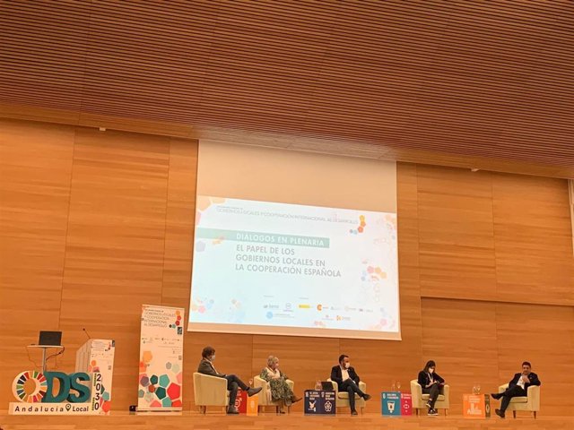 Reyes (d), en la sesión sobre el papel de los gobiernos locales en la cooperación española.