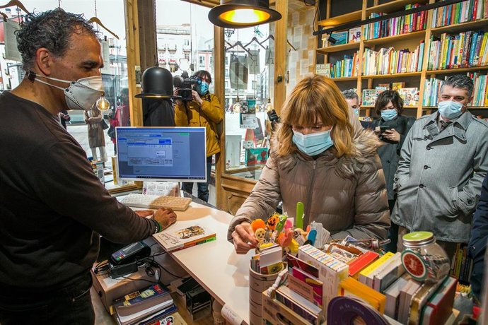 La ministra de Educación y Formación Profesional, Pilar Alegría en una librería, a 11 de noviembre de 2021, en Burgos, Castilla y León (España). 