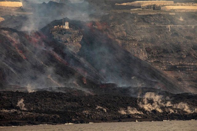 Coladas de lava vistas desde Buque de Asalto Anfibio ‘Castilla’, a 10 de noviembre de 2021, en La Palma, Santa Cruz de Tenerife, Canarias (España). El Buque Anfibio Castilla ha llegado a la isla para realizar traslados vía marítima de los agricultores a s