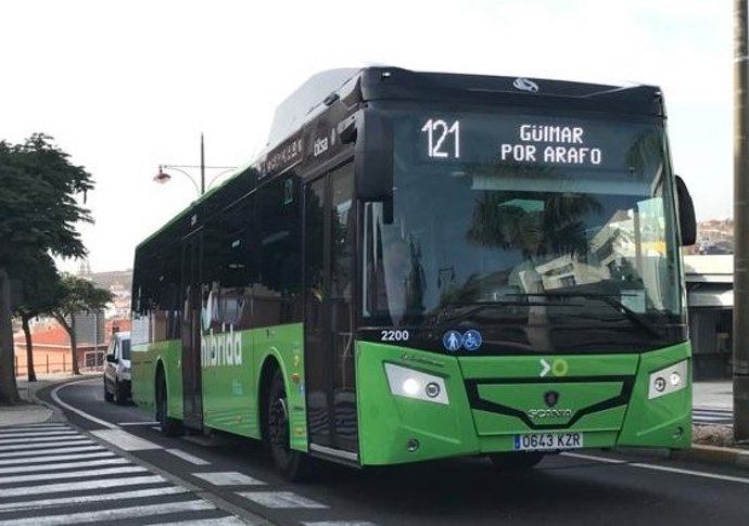 Guagua de Titsa en el Valle de Güímar