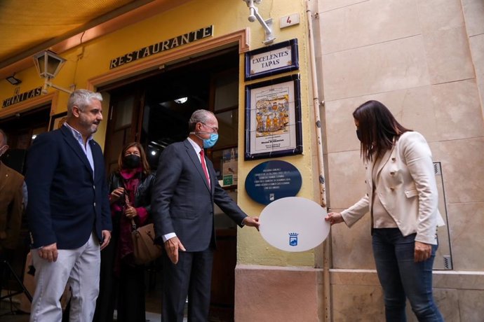 Ayuntamiento homenajea a Chiquito de la Calzada con una plca del plan 'Málaga hace historia' en el bar Chinitas