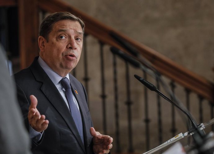 El ministro de Agricultura, Pesca y Alimentación, Luis Planas, se dirige al presidente de la Generalitat Valenciana durante una rueda de prensa antes de una reunión en el Palau de la Generalitat, a 11 de noviembre de 2021, en Valencia, Comunidad Valenci