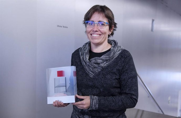 Ainhoa Pérez Artola, ingeniera técnica de la sección de Infraestructuras, con uno de los galardones.
