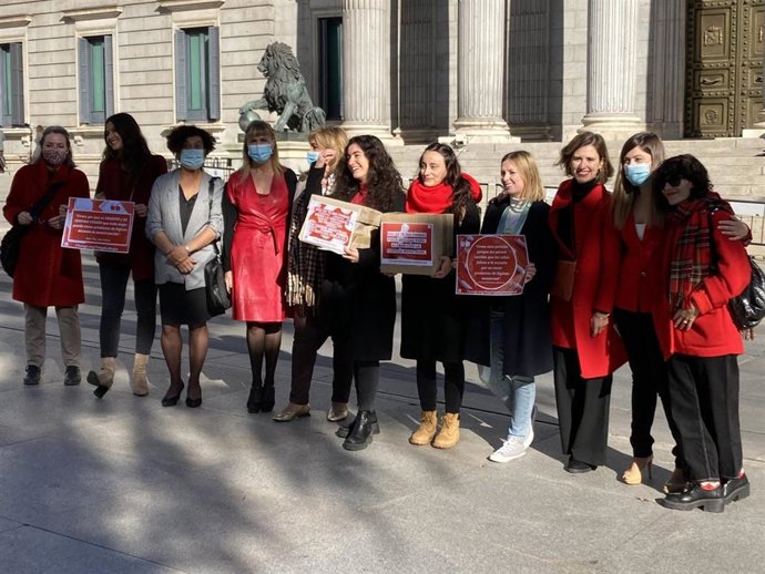 Mujeres de Period Spain entregan 70.000 firmas en el Congreso de los Diputados contra la pobreza menstrual.